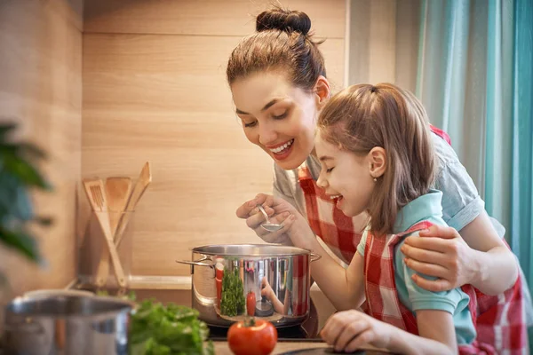 Aliments Sains Maison Bonne Famille Dans Cuisine Mère Fille Préparent — Photo