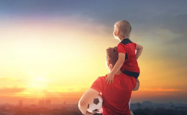 Lindo Niño Pequeño Soñando Con Convertirse Jugador Fútbol Chico Con — Foto de Stock