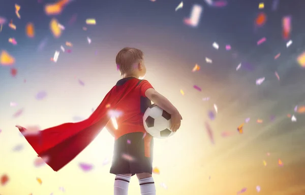 Lindo Niño Pequeño Soñando Con Convertirse Jugador Fútbol Niño Jugando —  Fotos de Stock