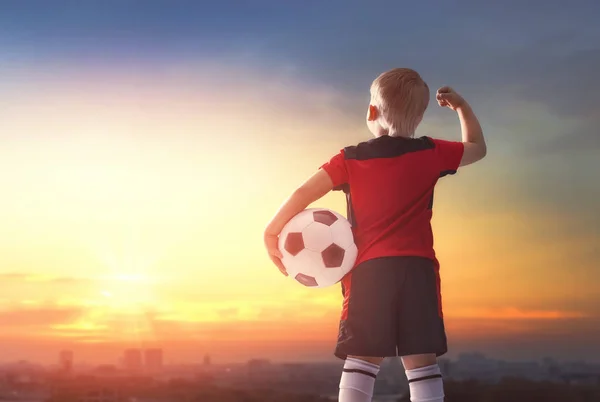 Aranyos Kis Gyermek Álmodott Válás Egy Futballista Focizni Sunset Fiú — Stock Fotó