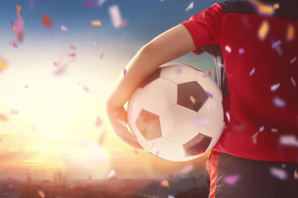 Sevimli Küçük Çocuk Bir Futbolcu Olmayı Hayal Sunset Bulvarında Futbol — Stok fotoğraf