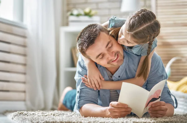 Fijne Vaderdag Kind Dochter Feliciteert Vader Geeft Hem Ansichtkaart Papa — Stockfoto