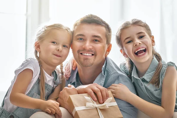 Feliz Dia Pai Filhas Crianças Parabenizando Pai Dando Lhe Caixa — Fotografia de Stock