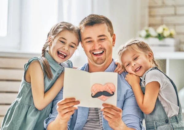 Feliz Dia Pai Filhas Crianças Parabenizando Pai Dando Lhe Cartão — Fotografia de Stock