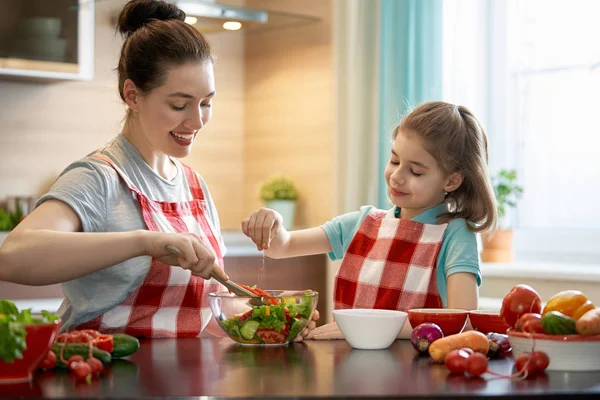Zdravé Jídlo Doma Šťastná Rodina Kuchyni Matka Dcerou Připravují Zeleninu — Stock fotografie