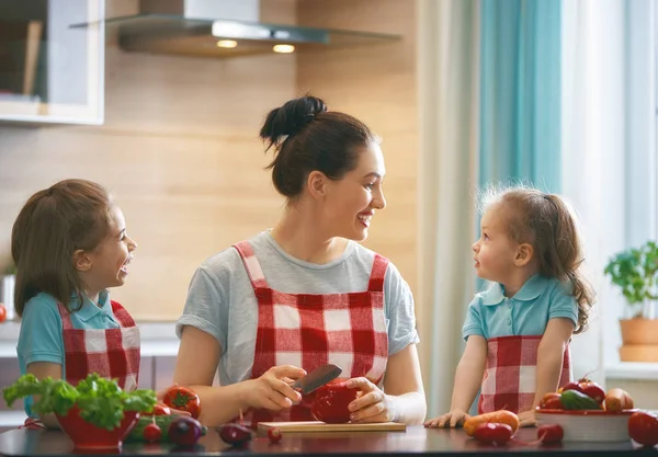 Gezond Eten Thuis Gelukkige Familie Keuken Moeder Kinderen Dochters Zijn — Stockfoto