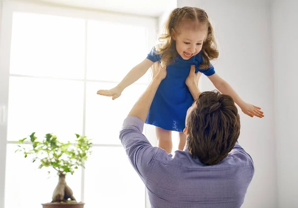 Feliz Familia Amorosa Papá Hija Niña Jugando Juntos Concepto Del — Foto de Stock