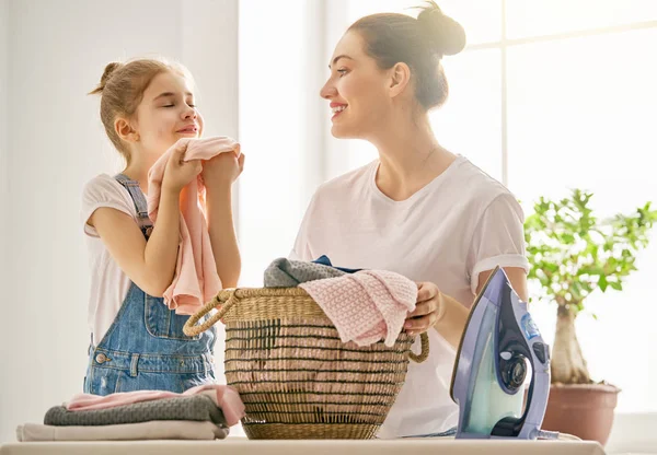 Schöne Junge Frau Und Kind Mädchen Kleine Helferin Haben Spaß — Stockfoto