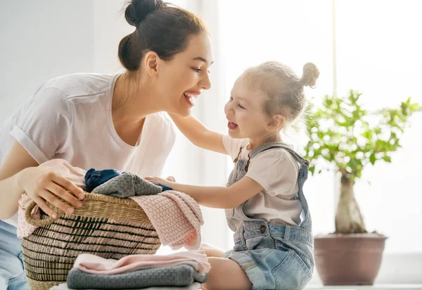 Frumoasa Femeie Tânără Fetiță Ajutor Mic Distrează Zâmbesc Timp Fac — Fotografie, imagine de stoc