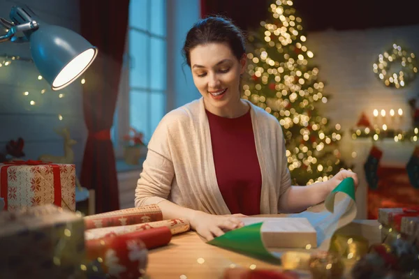 Frau bereitet Weihnachtsgeschenke vor — Stockfoto