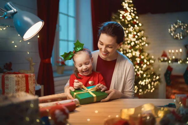 Madre e hijo embalaje regalos —  Fotos de Stock