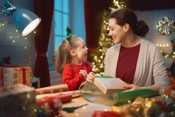 Mutter und Kind packen Geschenke ein — Stockfoto