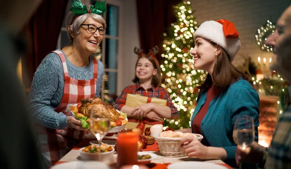 Familie feiert Weihnachten — Stockfoto