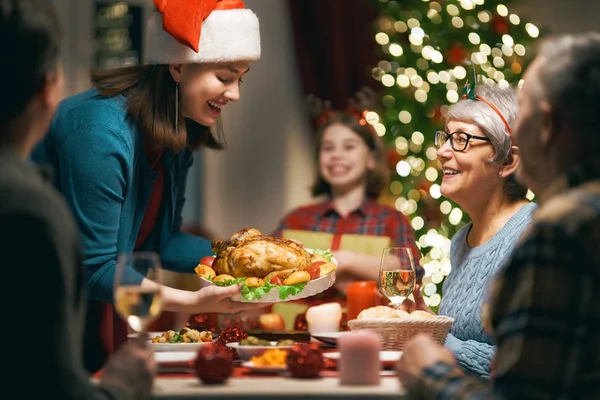 クリスマスを祝う家族 — ストック写真