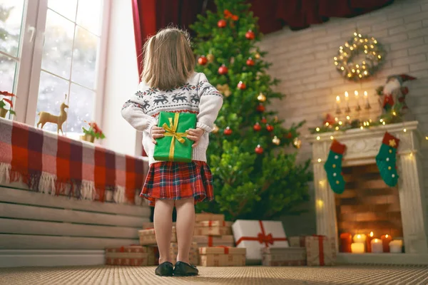 Chica con regalo de Navidad. — Foto de Stock