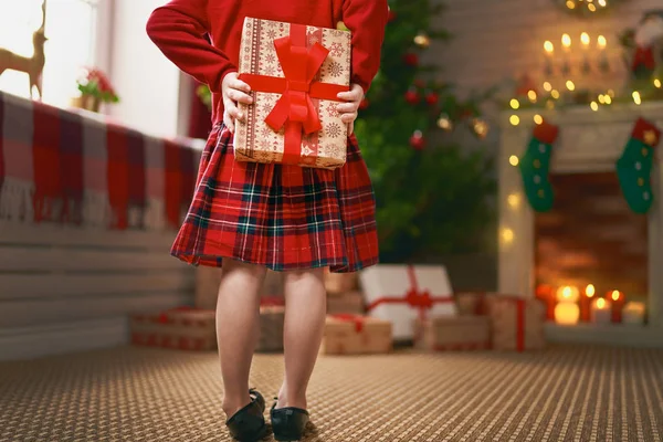 Κορίτσι με Χριστουγεννιάτικο δώρο. — Φωτογραφία Αρχείου