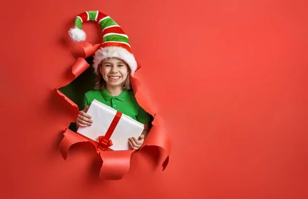 Duende do Papai Noel em fundo de cor brilhante — Fotografia de Stock