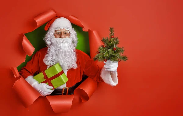 Санта-Клаус на цветном фоне . — стоковое фото