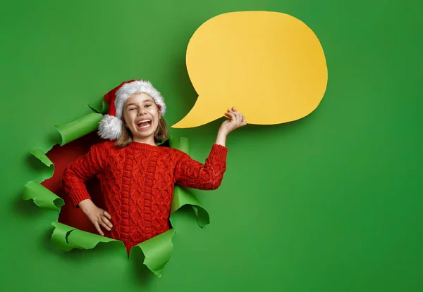 Menina no chapéu de Papai Noel no fundo de cor brilhante — Fotografia de Stock