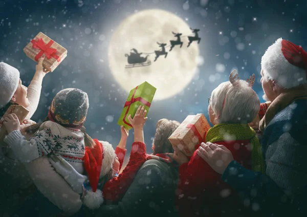 Familjen njuter av julen — Stockfoto