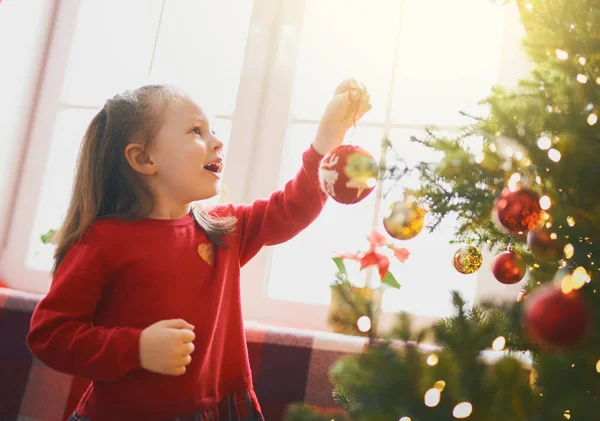Menina está decorando árvore de Natal — Fotografia de Stock