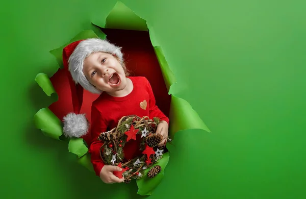 Fille dans le chapeau du Père Noël sur fond de couleur vive — Photo