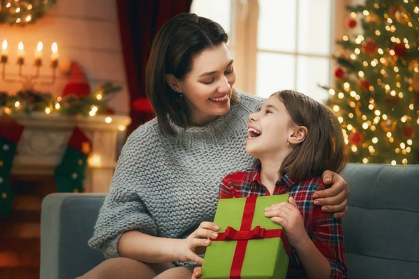 Familjen firar jul — Stockfoto