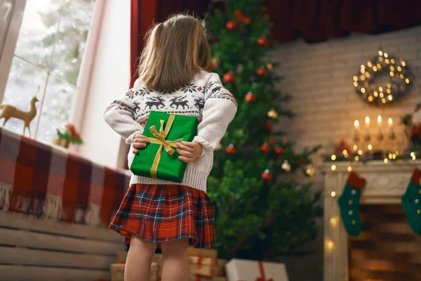 Dívka s vánočním dárkem. — Stock fotografie