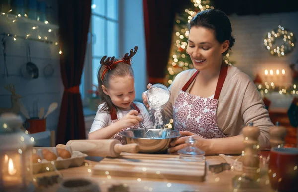 Μαγείρεμα cookies Χριστούγεννα — Φωτογραφία Αρχείου