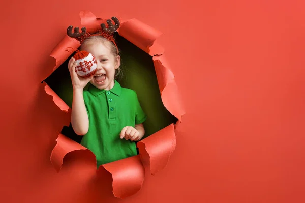 Flicka med grannlåt på ljus färg bakgrund — Stockfoto