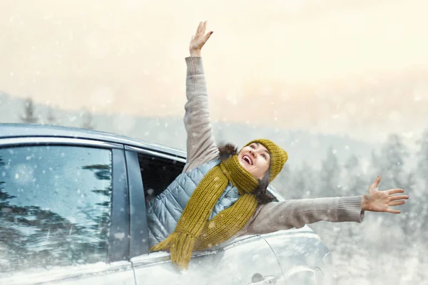 Kvinna är avkopplande och njuter av road trip — Stockfoto