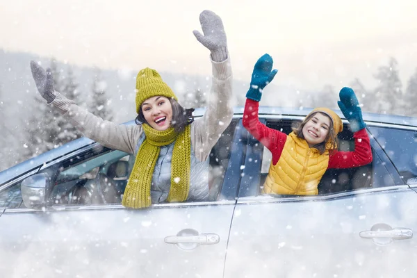 Moeder, kind en auto op besneeuwde winternatuur — Stockfoto