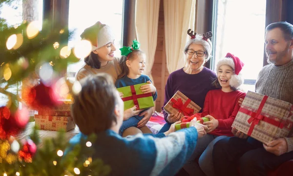 Família celebrando o Natal — Fotografia de Stock