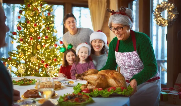 Familie viert Kerstmis — Stockfoto