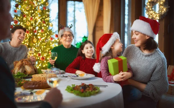 Familie viert Kerstmis — Stockfoto