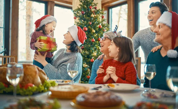 Famiglia che celebra il Natale — Foto Stock