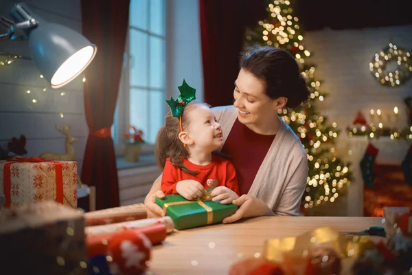 선물을 포장하는 어머니와 자녀 — 스톡 사진