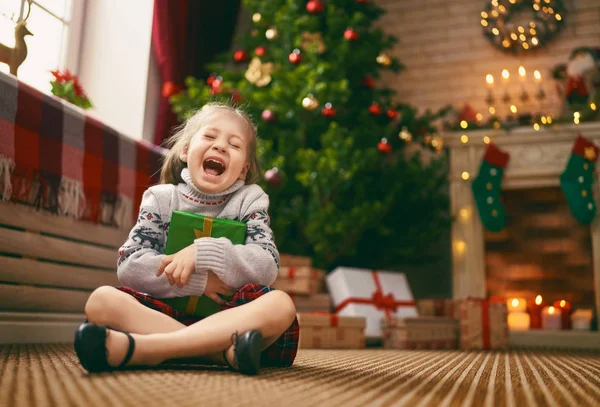 Meisje met kerstcadeau. — Stockfoto