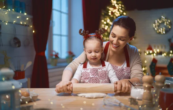 Μαγείρεμα cookies Χριστούγεννα — Φωτογραφία Αρχείου