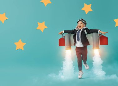 Astronot kostümlü bir çocuk.