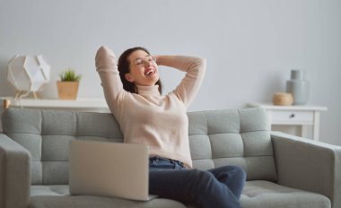 Mutlu güzel kadın.