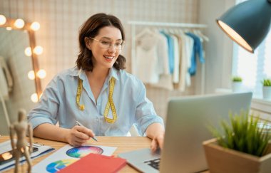 Kadın atölyede çalışıyor.