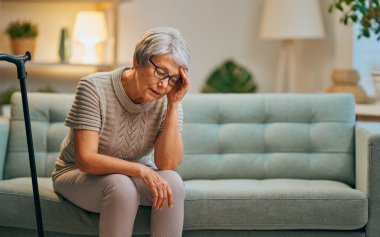 Yaşlı kadın kendini iyi hissetmiyor.