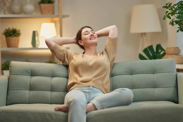 Frau liegt auf Sofa — Stockfoto