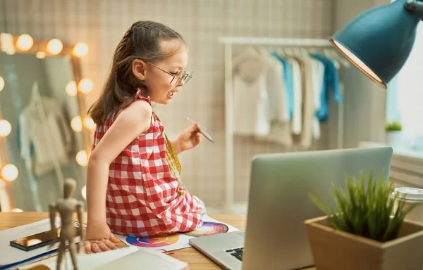 Meisje op een computer werkt — Stockfoto
