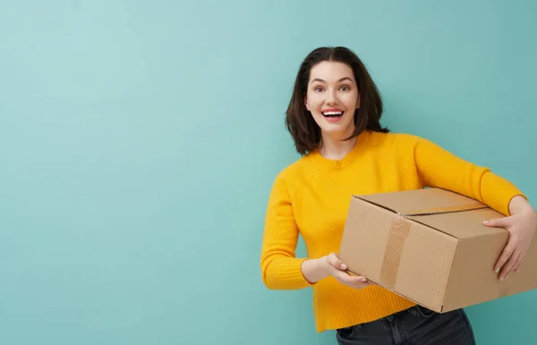 Donna sta tenendo scatola di cartone — Foto Stock