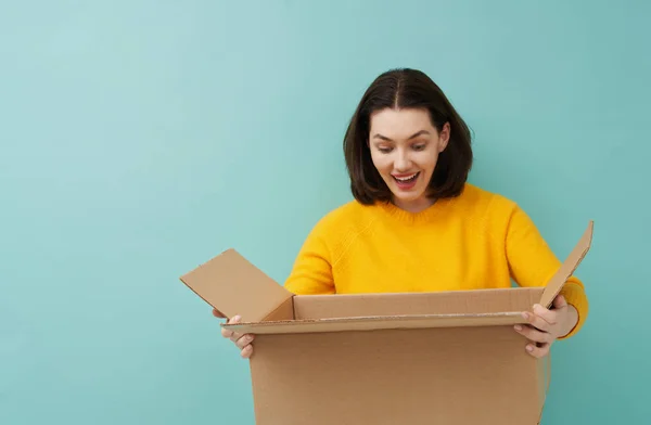 Жінка тримає картонну коробку — стокове фото