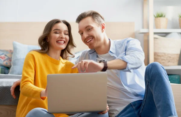 Couple is using a laptop — Stock Photo, Image