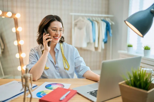 Vrouw werkt in werkplaats — Stockfoto