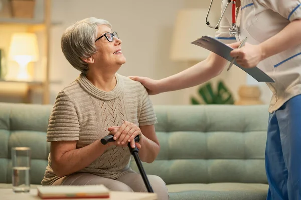 Lycklig patient och vårdgivare — Stockfoto